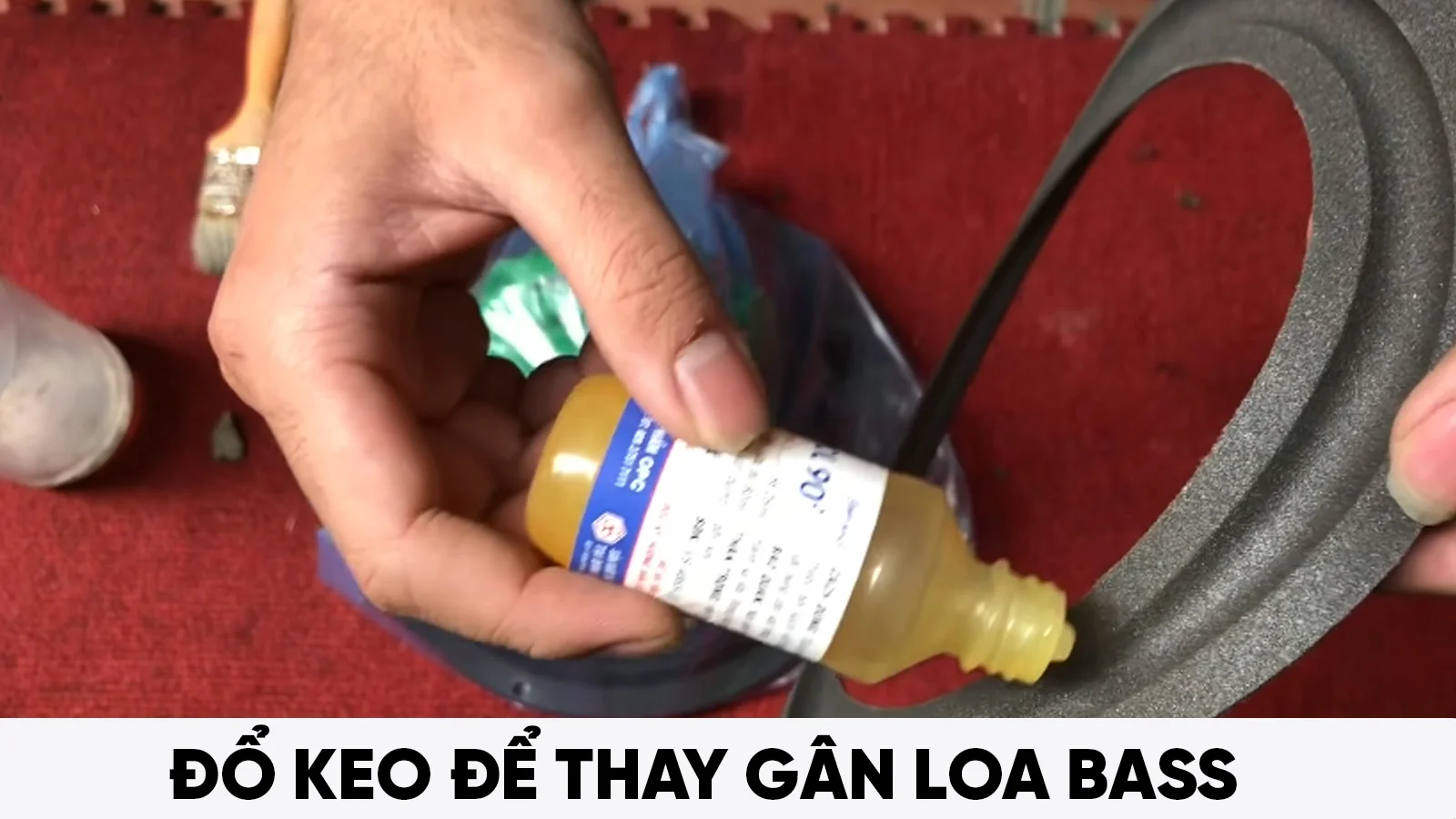 Cách thay gân loa bass như thế nào? Những lưu ý khi thay gân loa 8 Bước 3: Đổ keo để thay gân loa bass