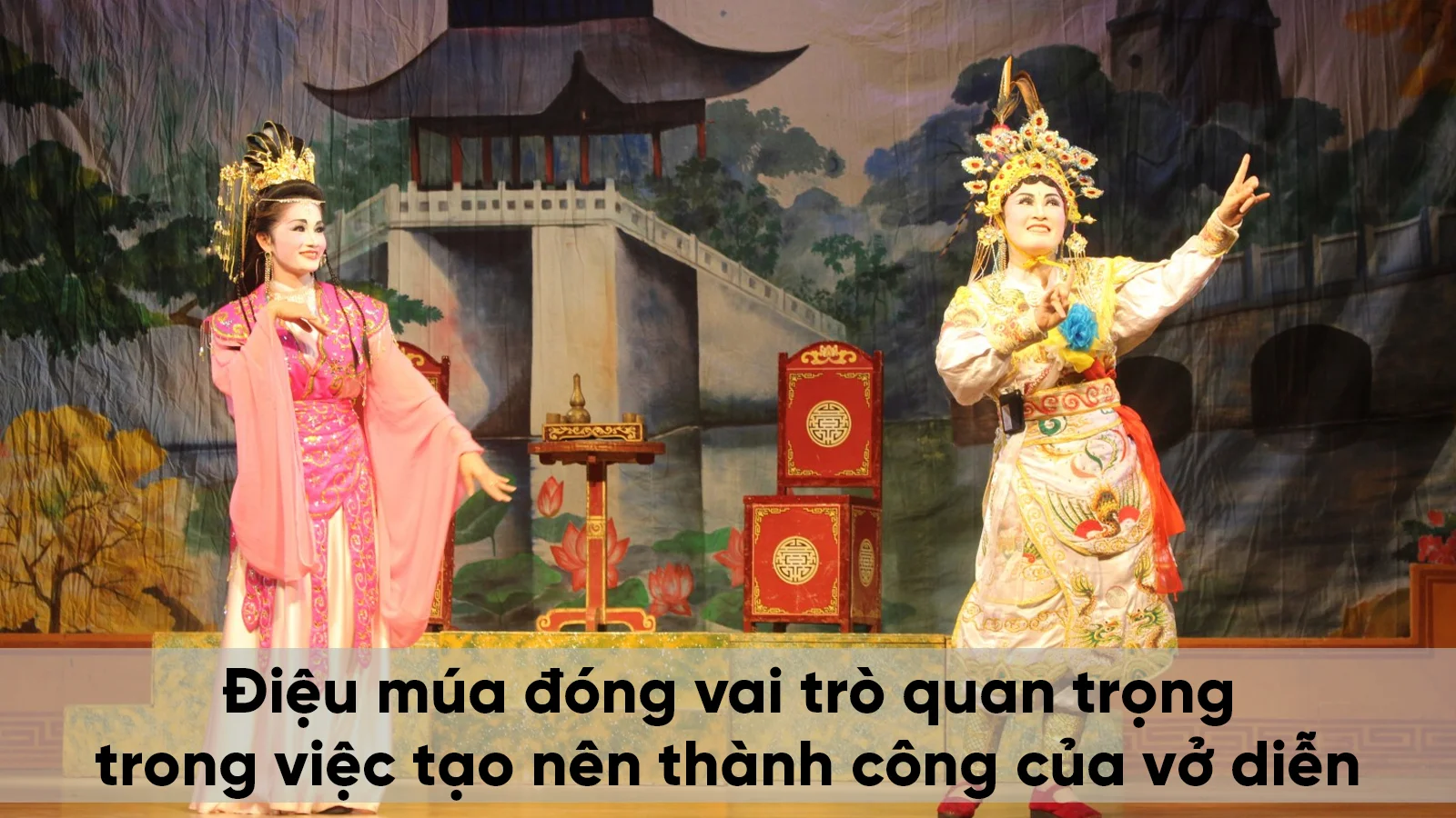 Hát tuồng là gì? Nguồn gốc và đặc điểm của nghệ thuật tuồng 3 Điệu múa đóng vai trò quan trọng trong việc tạo nên thành công của vở diễn