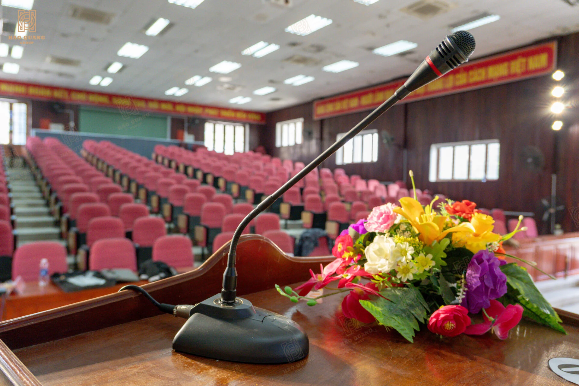 Hào Quang Group hoàn thiện hệ thống âm thanh, ánh sáng hội trường Đại Học Quảng Bình 13 Hao Quang Group hoan thien he thong am thanh anh sang hoi truong Dai Hoc Quang Binh 14
