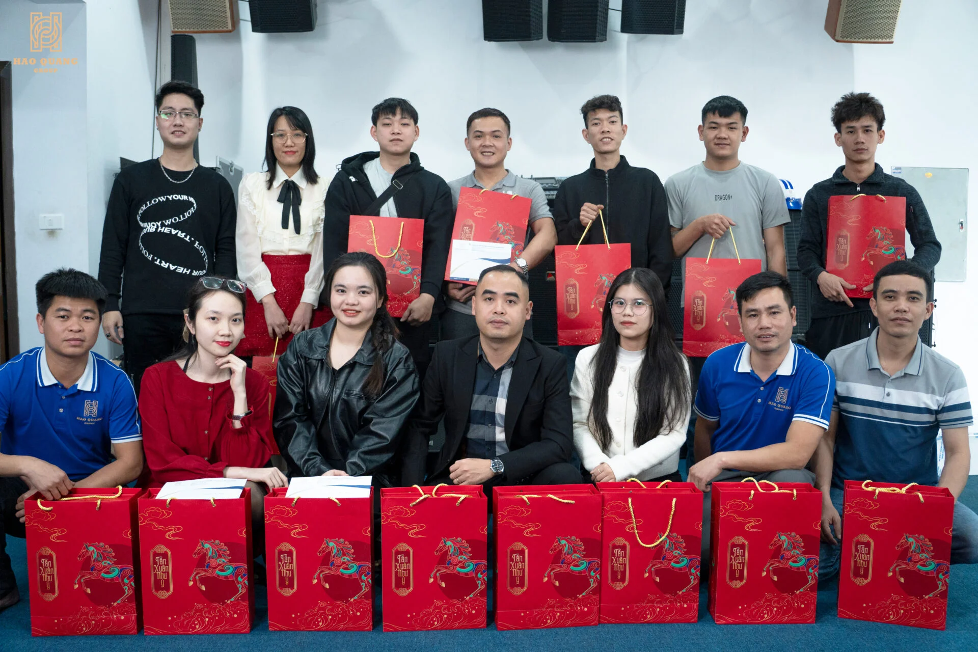 HÀO QUANG GROUP HỌP TỔNG KẾT CUỐI NĂM 2025 TÔN VINH NHỮNG NỖ LỰC VÀ CỐNG HIẾN 1 Hao Quang Group hop tong ket cuoi nam 2025 ton vinh nhung no luc va cong hien 1