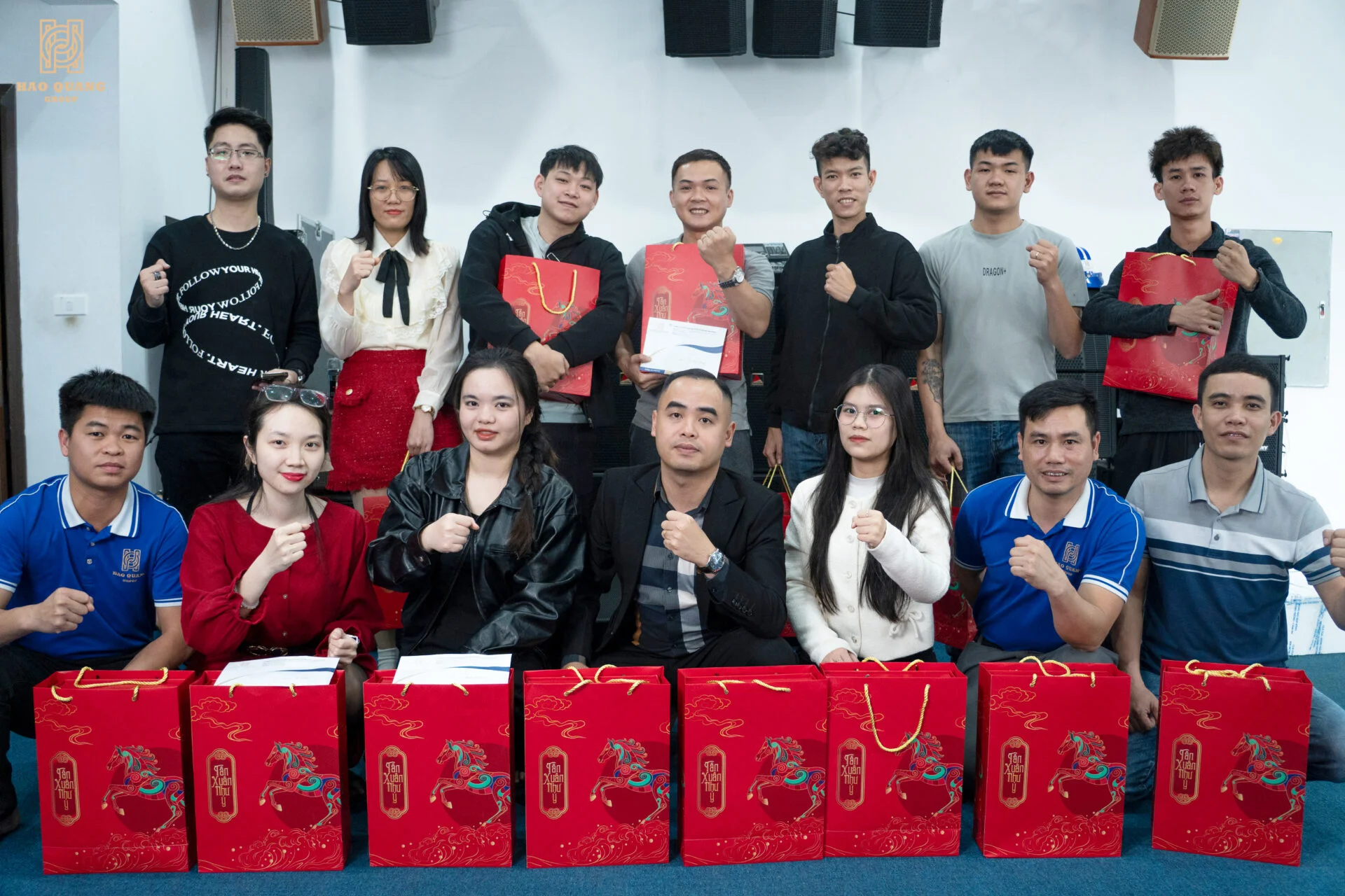 HÀO QUANG GROUP HỌP TỔNG KẾT CUỐI NĂM 2025 TÔN VINH NHỮNG NỖ LỰC VÀ CỐNG HIẾN 2 Hao Quang Group hop tong ket cuoi nam 2025 ton vinh nhung no luc va cong hien 2