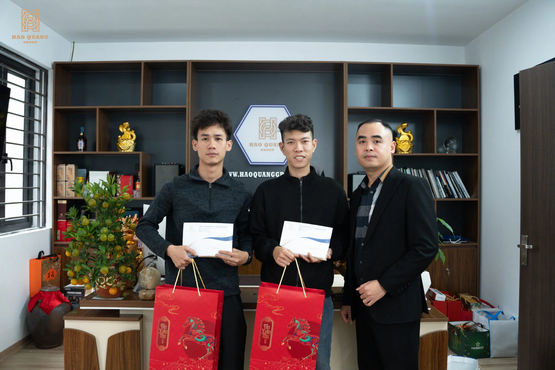 HÀO QUANG GROUP HỌP TỔNG KẾT CUỐI NĂM 2025 TÔN VINH NHỮNG NỖ LỰC VÀ CỐNG HIẾN 5 Hao Quang Group hop tong ket cuoi nam 2025 ton vinh nhung no luc va cong hien 5