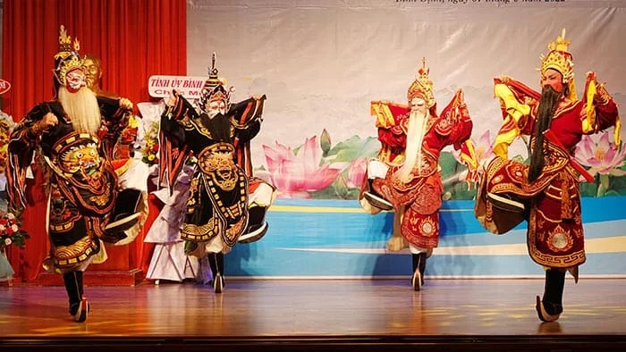 Hát tuồng được chia thành ba loại chính: tuồng pho, tuồng thầy và tuồng đồ Hát tuồng được chia thành ba loại chính: tuồng pho, tuồng thầy và tuồng đồ