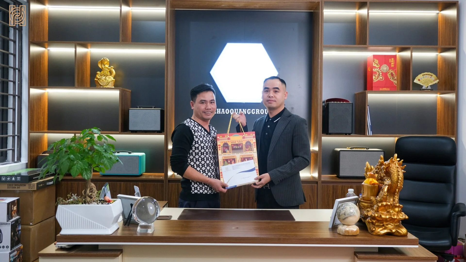 Họp tổng kết cuối năm 2024 - Tôn vinh những cá nhân xuất sắc 1 Hop tong ket cuoi nam 2024 Ton vinh nhung ca nhan xuat sac 4