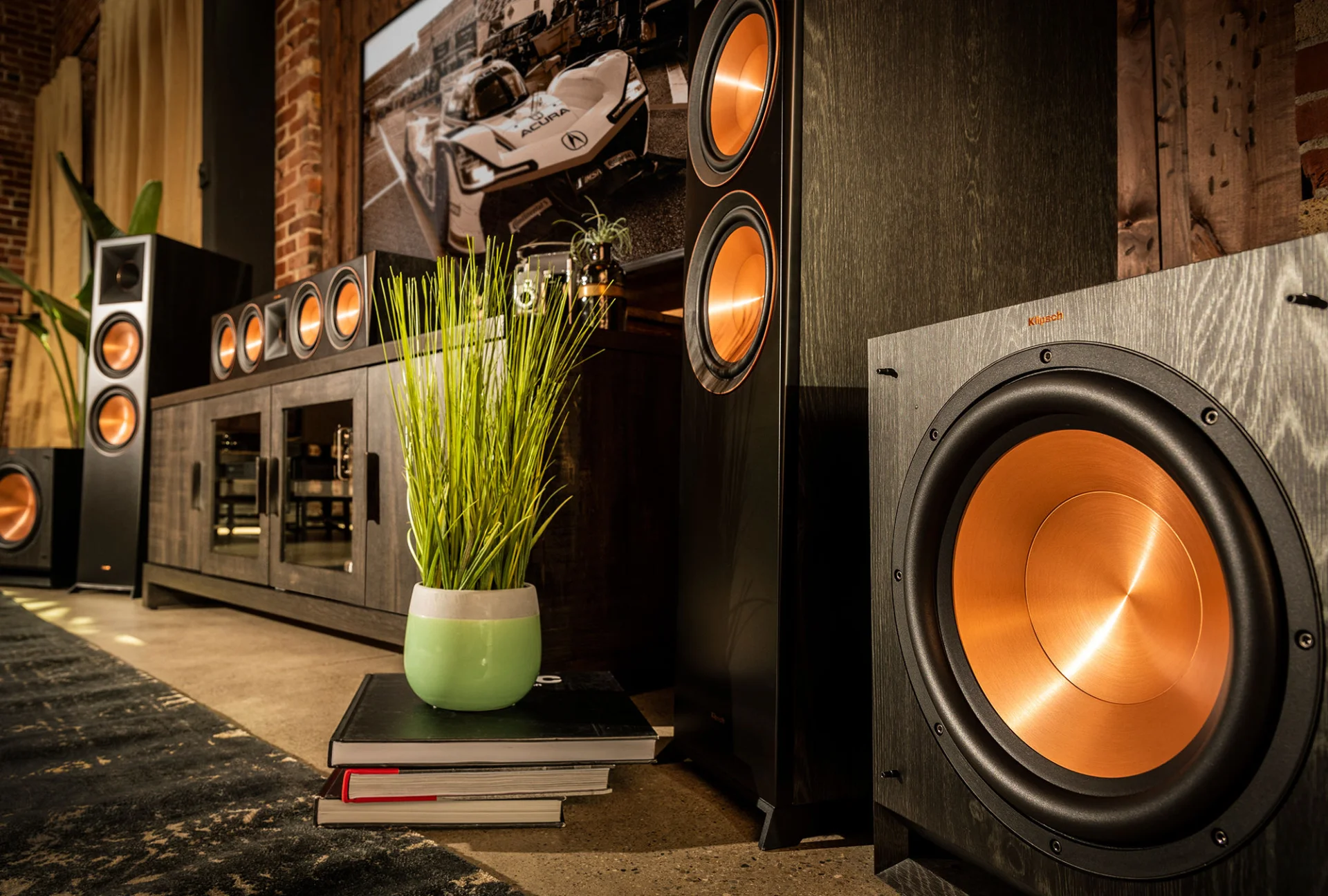 Loa Sub Klipsch R100SW 3 Klipsch R100SW - Loa Sub Với Âm Trầm Chính Xác và Mạnh Mẽ