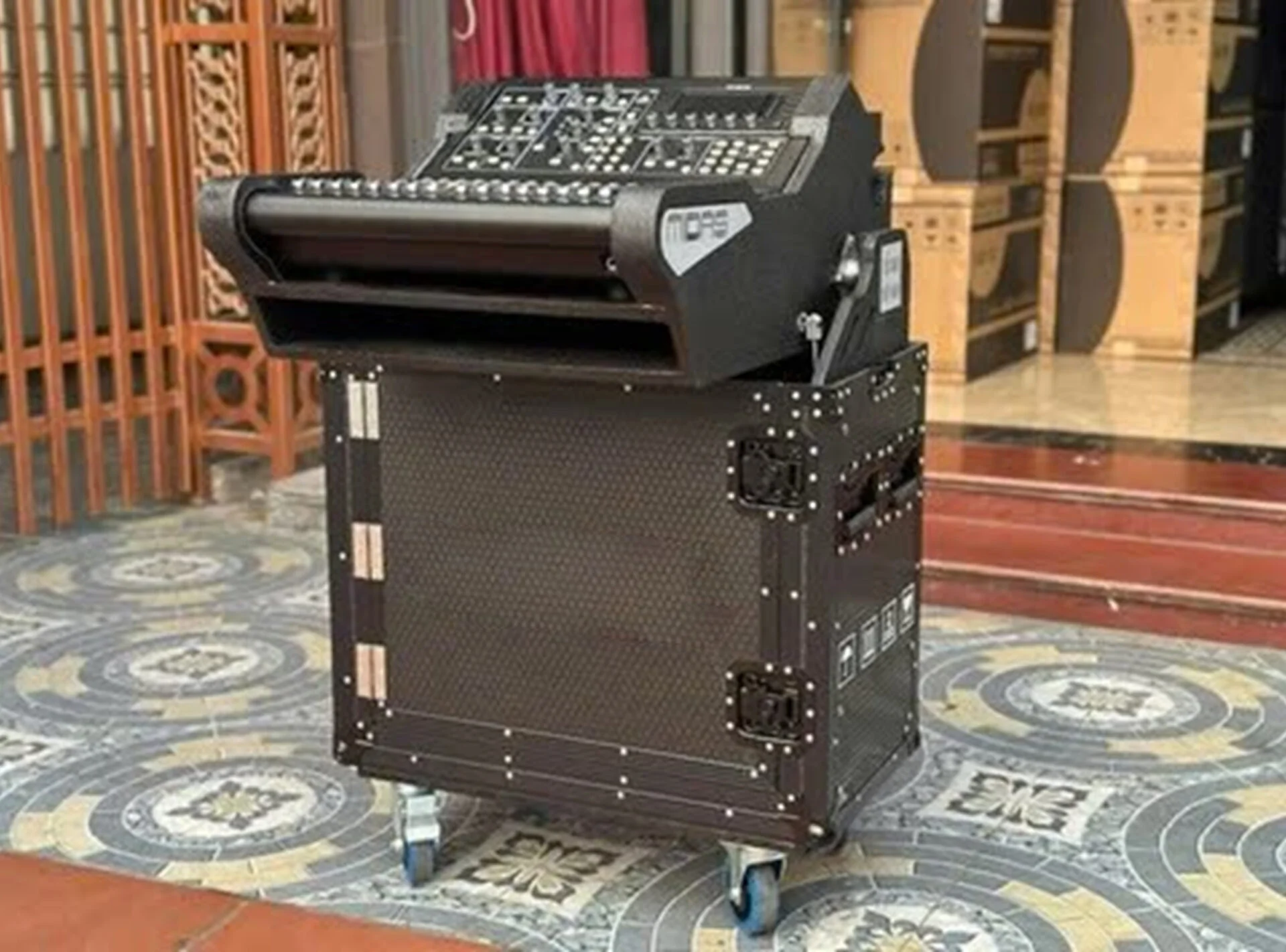 Tủ Mixer M32R 1 Tủ Mixer M32R