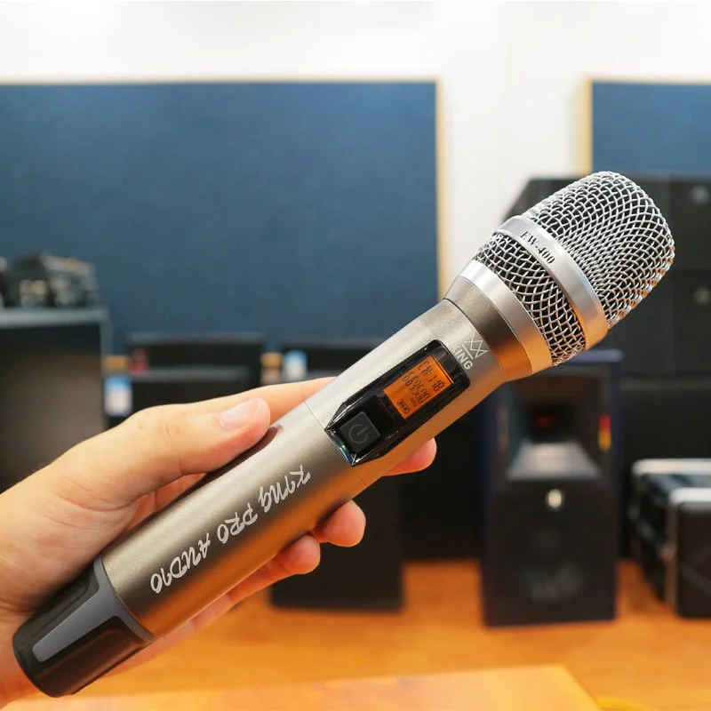 Gợi ý dàn Karaoke gia đình dưới 5 triệu cho trải nghiệm hát hay như phòng thu 5 Chọn micro là một bước cực kì quan trọng cho dàn Karaoke gia đình dưới 5 triệu.