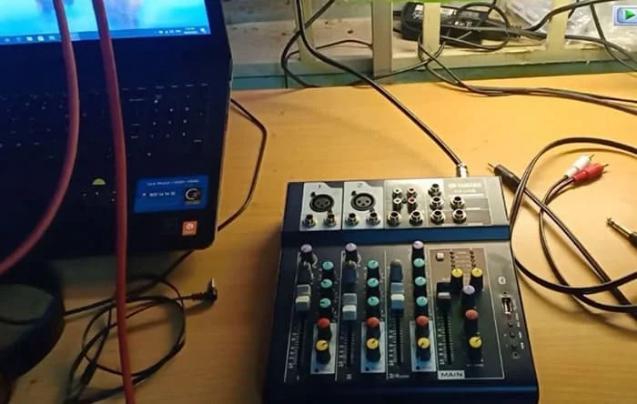 Hướng dẫn kết nối và lắp đặt loa vi tính hát karaoke đúng chuẩn, dễ thực hiện 6 Kết nối micro vào sound card/mixer vào máy tính hoặc cổng vào của loa.