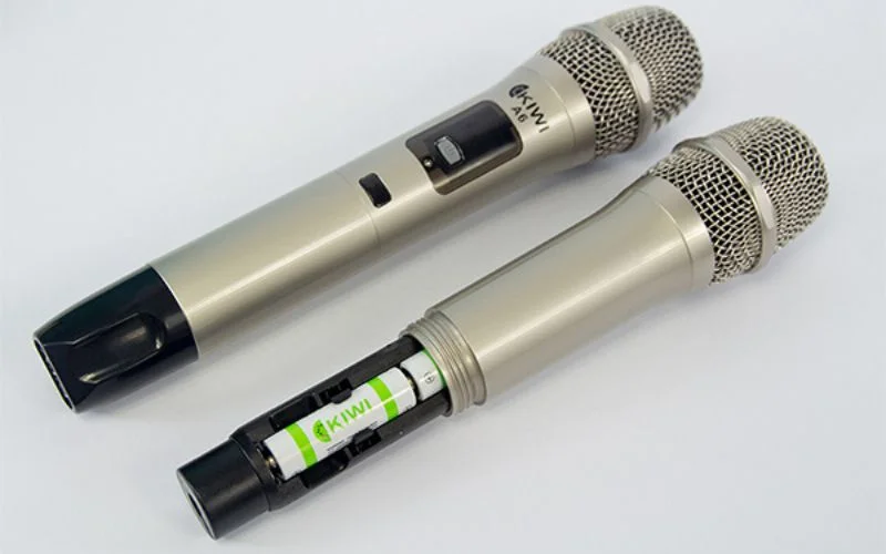 Cách sửa micro không dây mất sóng cho âm thanh ổn định, không gián đoạn 3 Thường xuyên kiểm tra hoặc thay pin mới cho micro