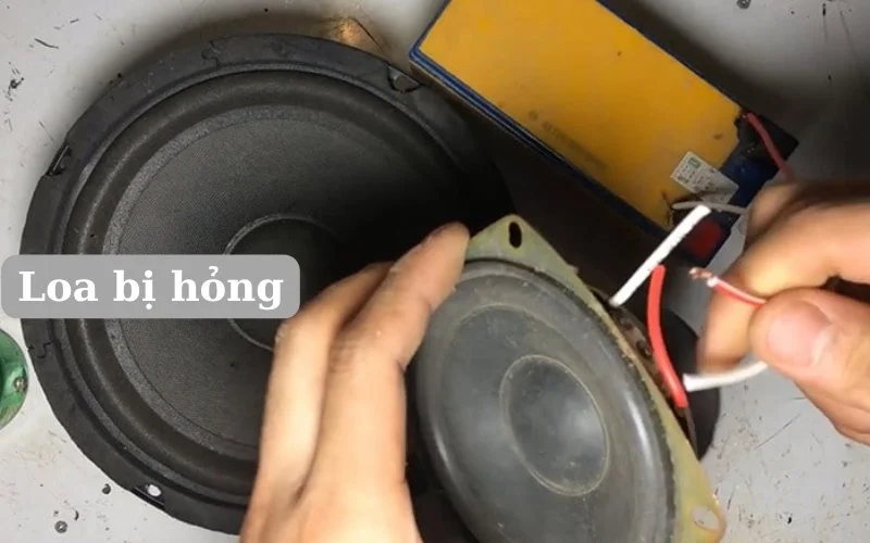 Nguyên nhân loa bị nổ lụp bụp và cách khắc phục hiệu quả tại nhà 3 Nguyên nhân loa bị nổ bụp bụp, xẹt là gì? Là do loa bị hỏng.
