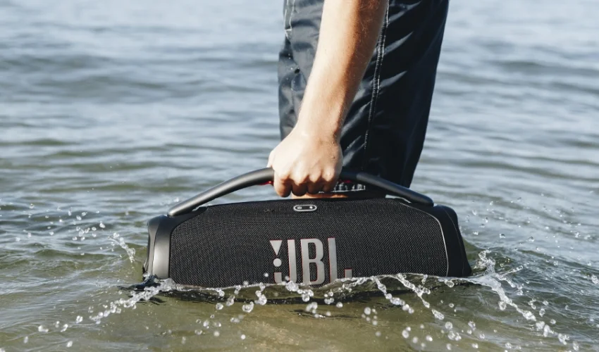Tổng Hợp Các Dòng Loa JBL Mỹ Hot Trên Thị Trường Hiện Nay 3 JBL Boombox Series với khả năng chống nước mạnh mẽ
